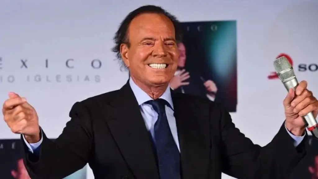 El Gobierno prepara la humillación histórica de retirar la Medalla de Oro a Julio Iglesias por las denuncias de supuesto abuso
