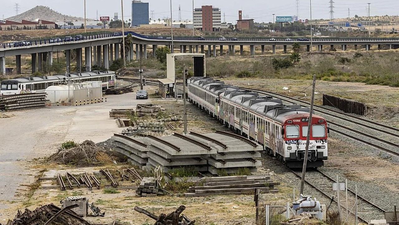 Óscar Puente abandona Cartagena al no reabrir su línea ferroviaria