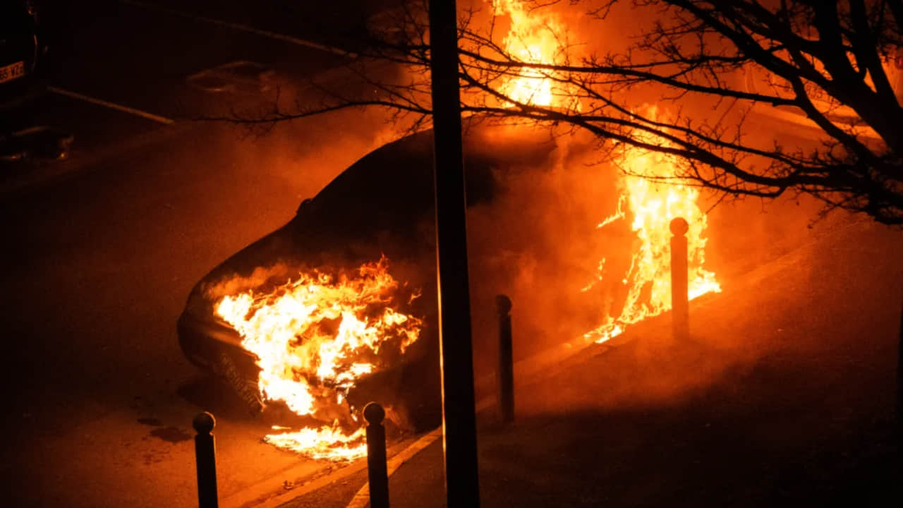 Coche ardiendo en Francia