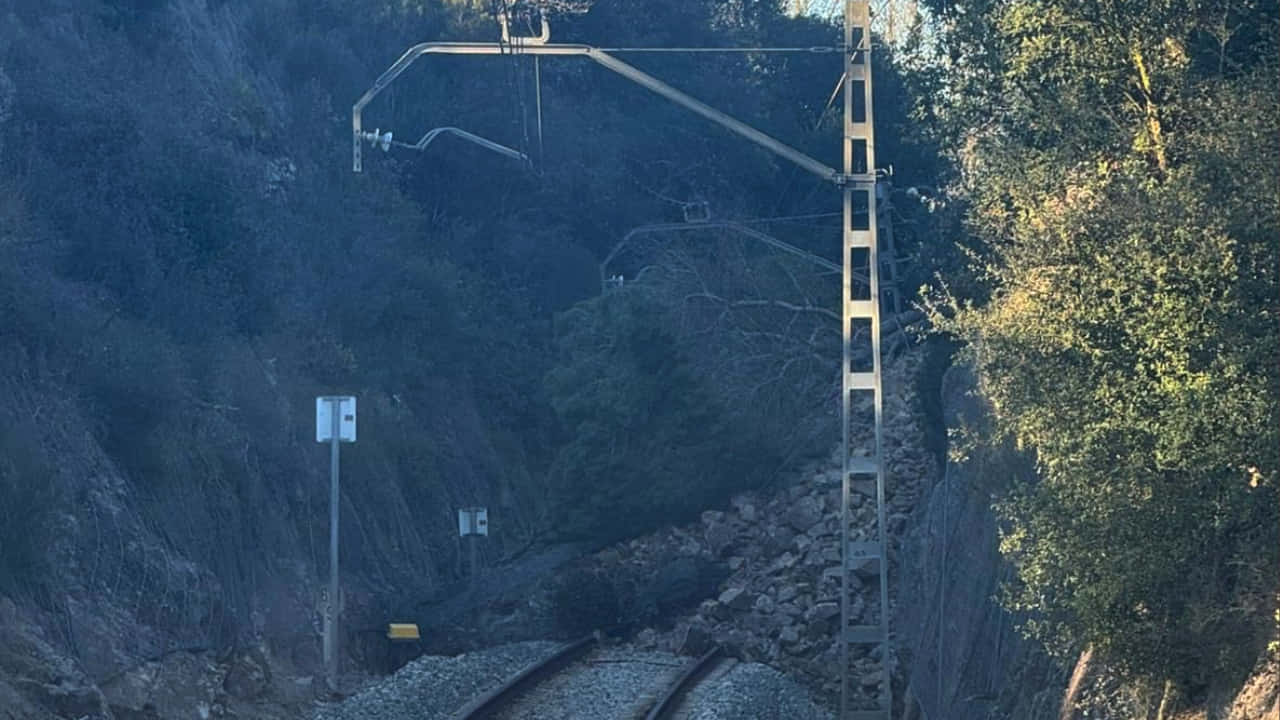 Otro corrimiento de tierras y el robo de cables afectan a rodalies y trenes de media distancia