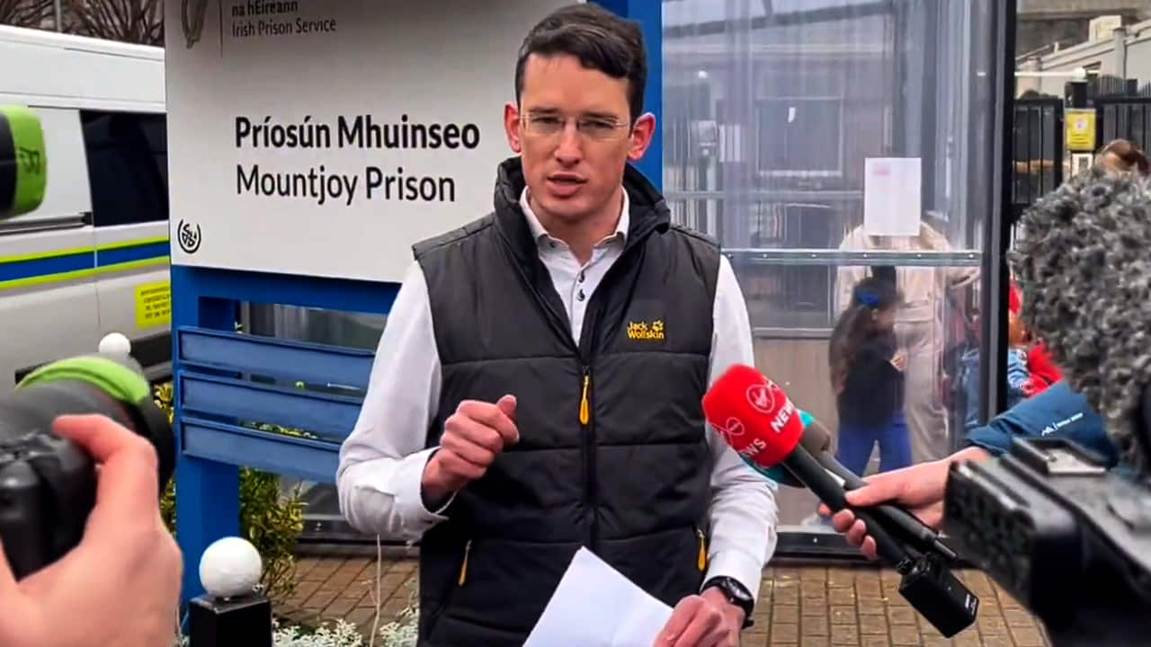 El profesor irlandés, Enoch Burke, regresa al colegio tras su encarcelamiento por no decir ‘elle’