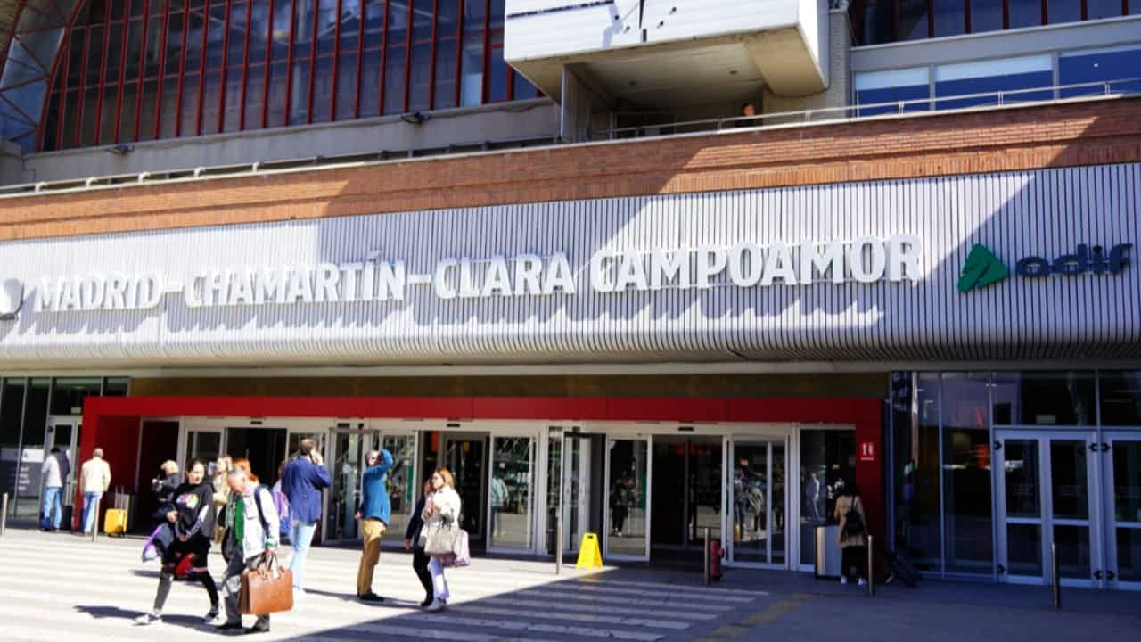 Caos en la estación Madrid-Chamartín tras caerse el sistema de validación de billetes
