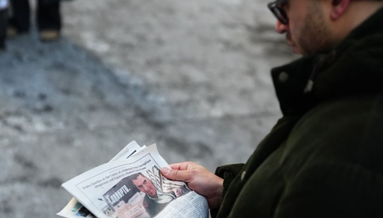 Hazte Oír retrata al ‘corrupto’ Sánchez en el periódico de mayor circulación de Nueva York