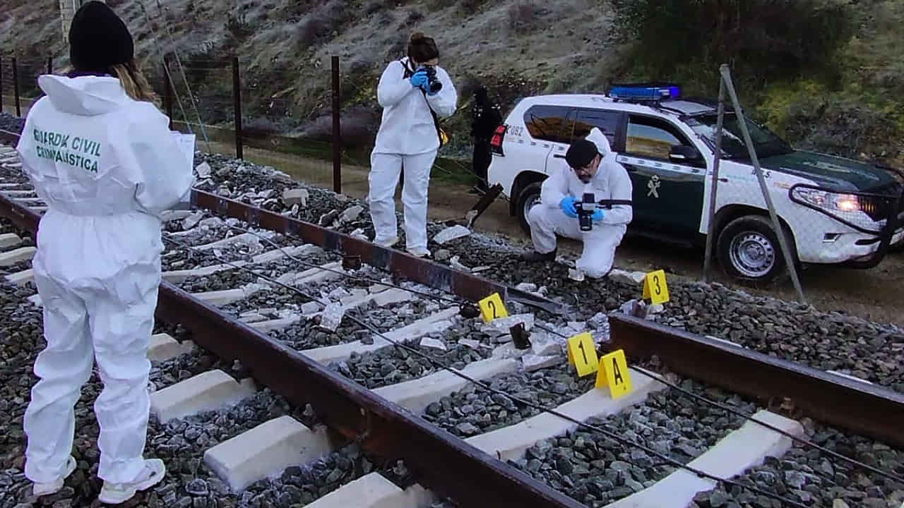 Investigadores en la vía de Adamuz