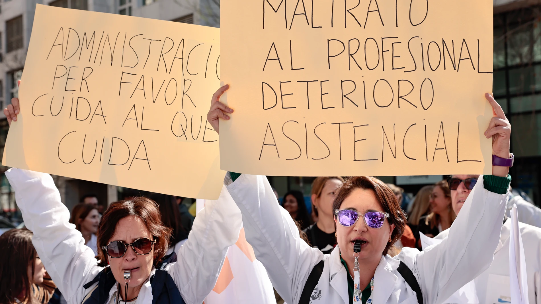 La sanidad valenciana colapsa mientras los médicos huyen a la privada y Marciano Gómez ignora el caos absoluto