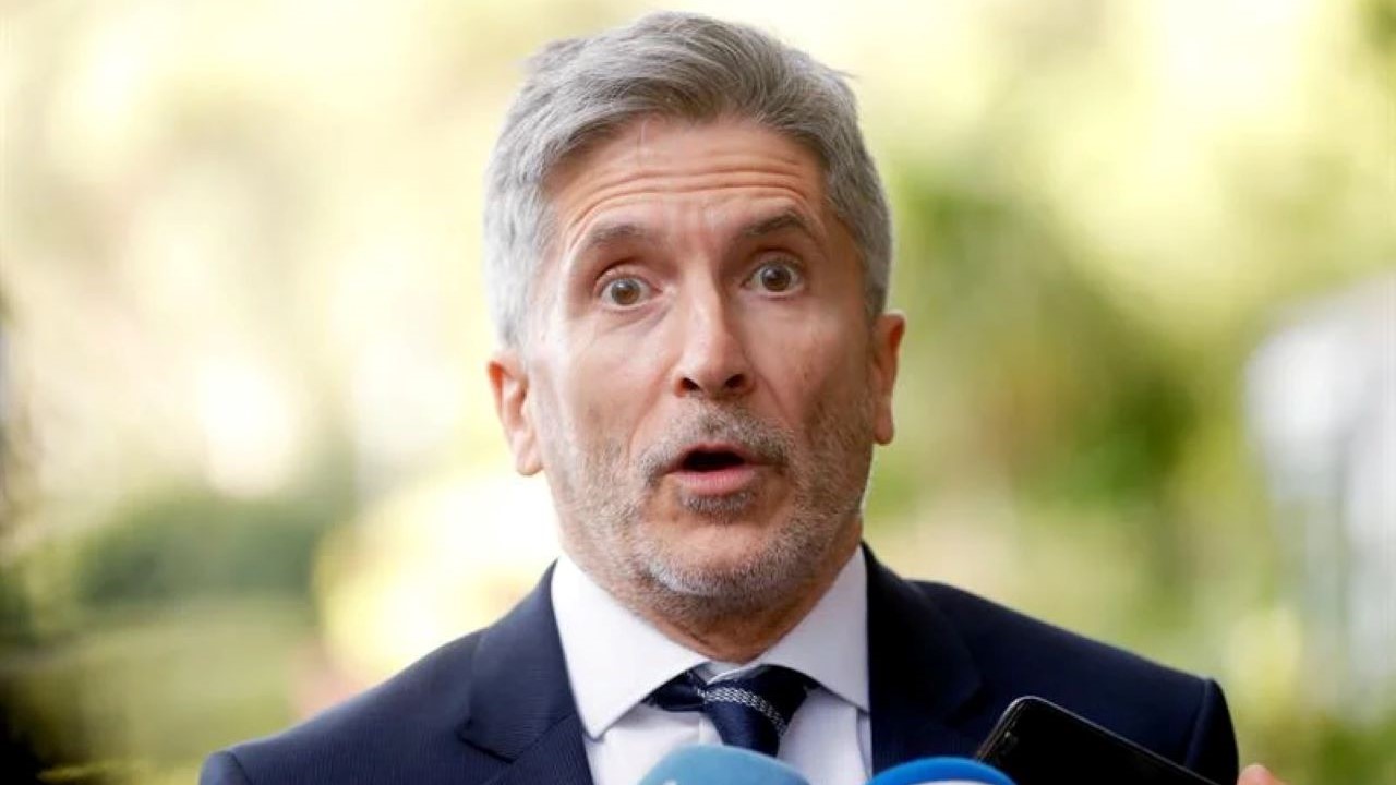 Marlaska humilla a la Guardia Civil al recortar la limpieza de cuarteles de cinco a solo un día al año