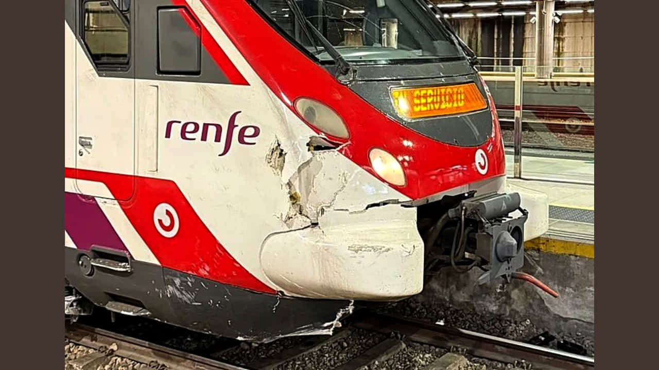 Tren de Cercanías choca con un desprendimiento de un túnel en Asturias