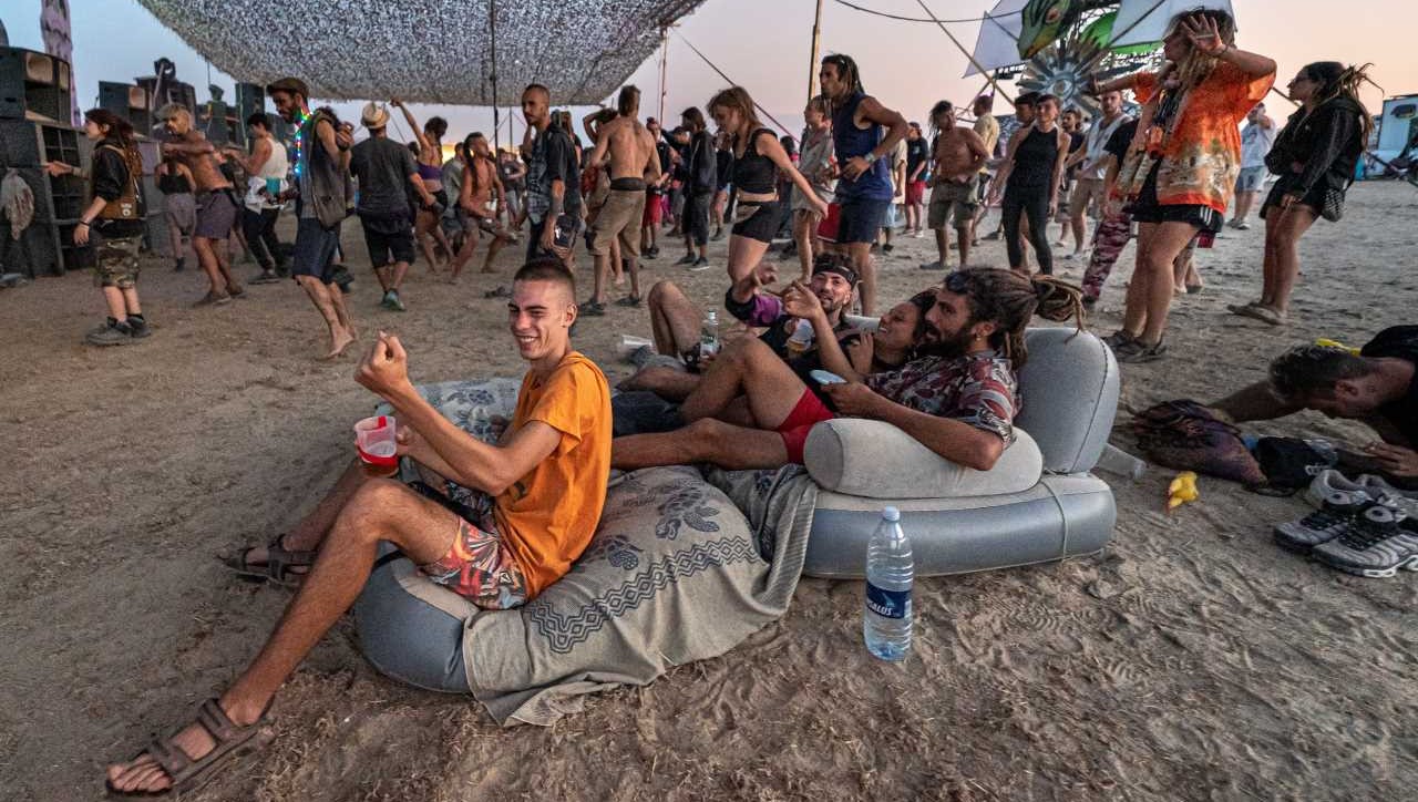 La degenerada rave izquierdista ‘Big Fucking Party’ invade el pantano del Cenajo en Albacete