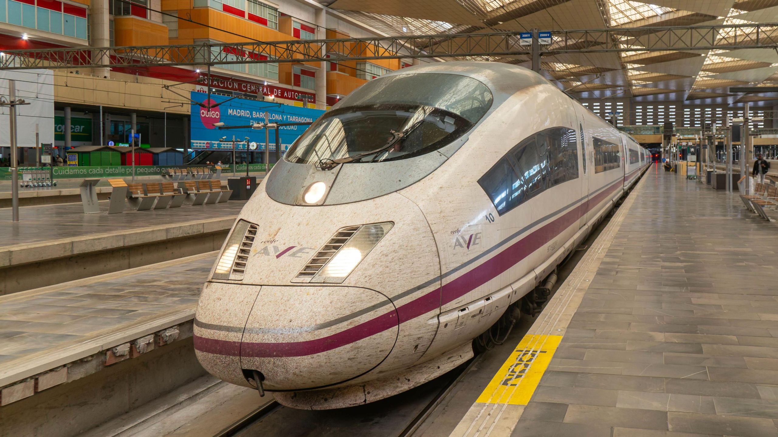 Viaje al pasado: El AVE Madrid-Barcelona ya no corre, ahora «vuela» a 160 km/h