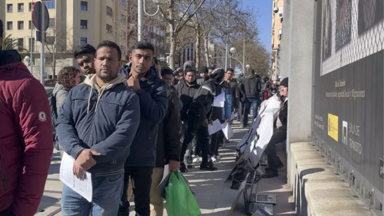 Cola en una oficina de extranjería/EFE