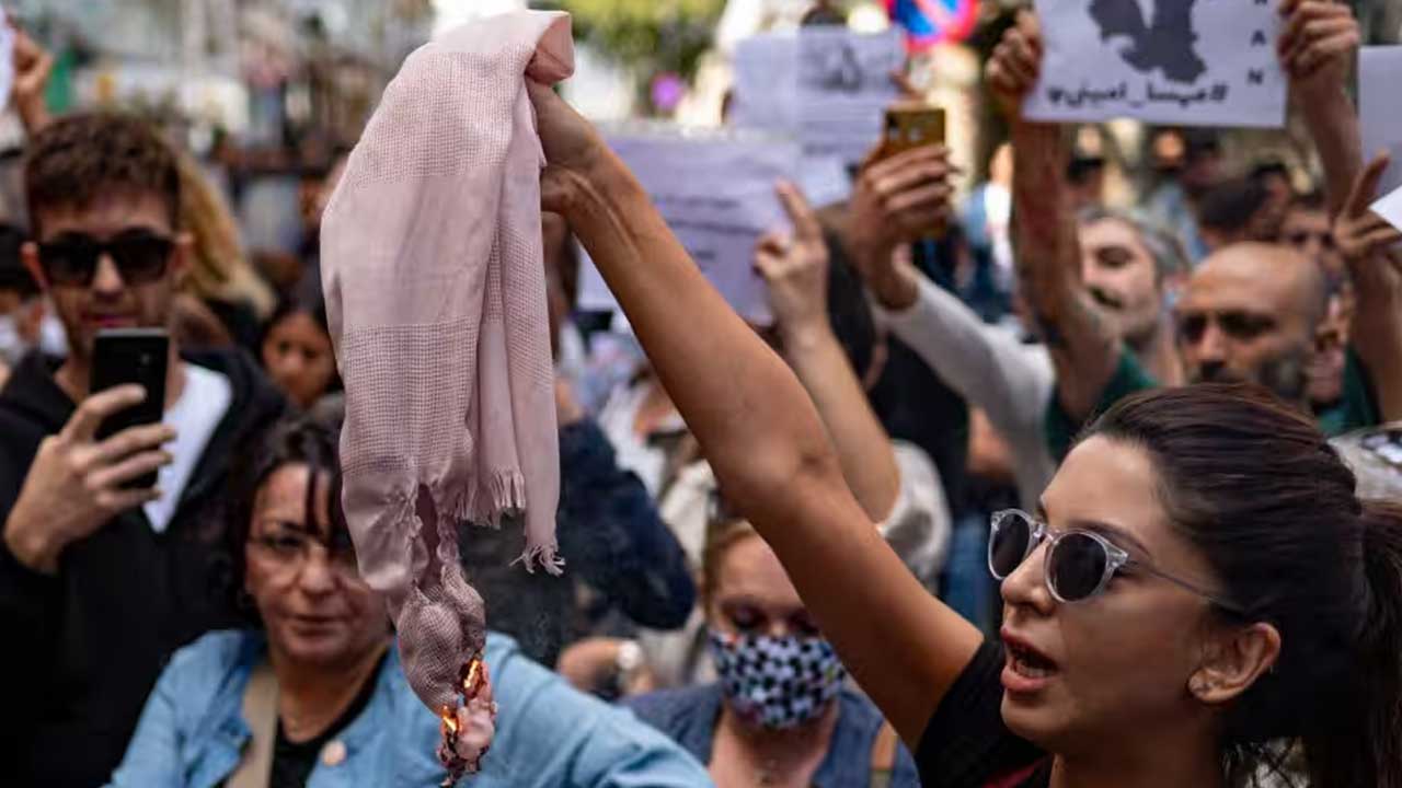Mientras las mujeres iraníes se juegan la vida desafiando al régimen islámico, el feminismo institucional español guarda silencio