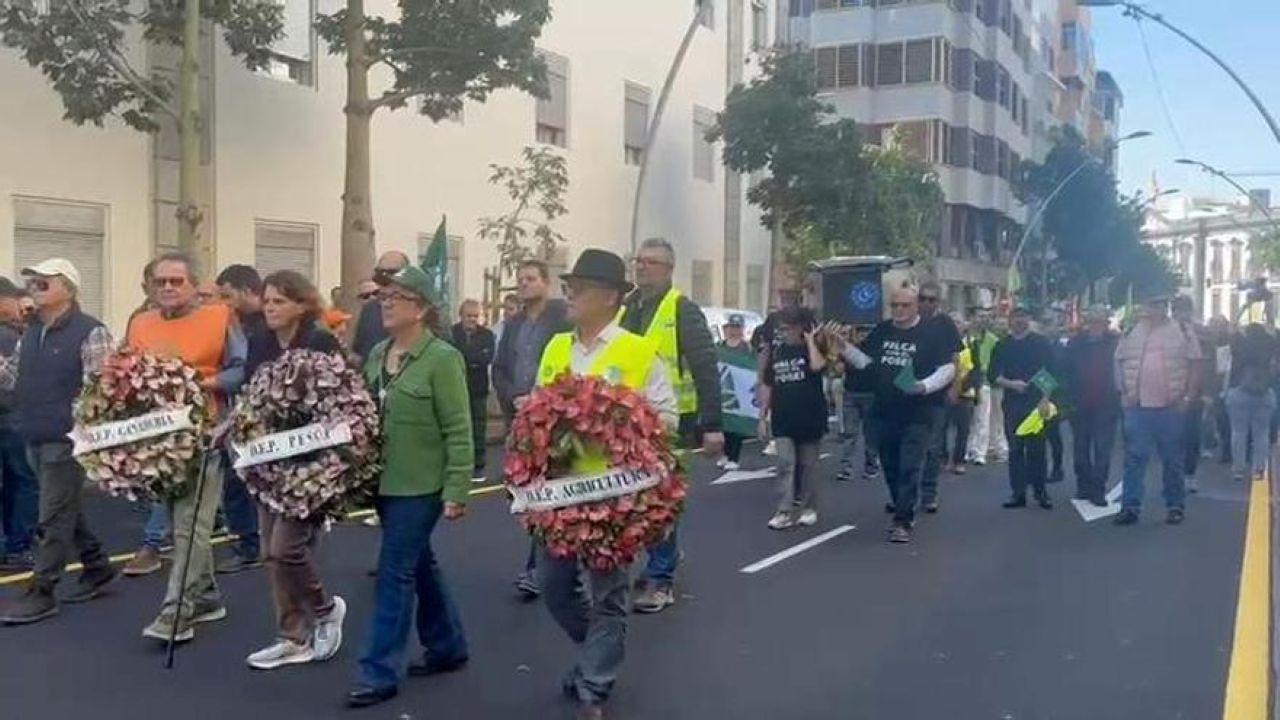 Protesta ‘funeraria’ de agricultores, ganaderos y pescadores canarios contra Mercosur los recortes de la PAC