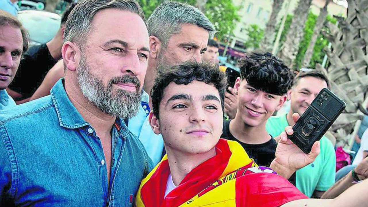 El voto joven se desplaza hacia Vox mientras la izquierda responde con insultos y más presión fiscal