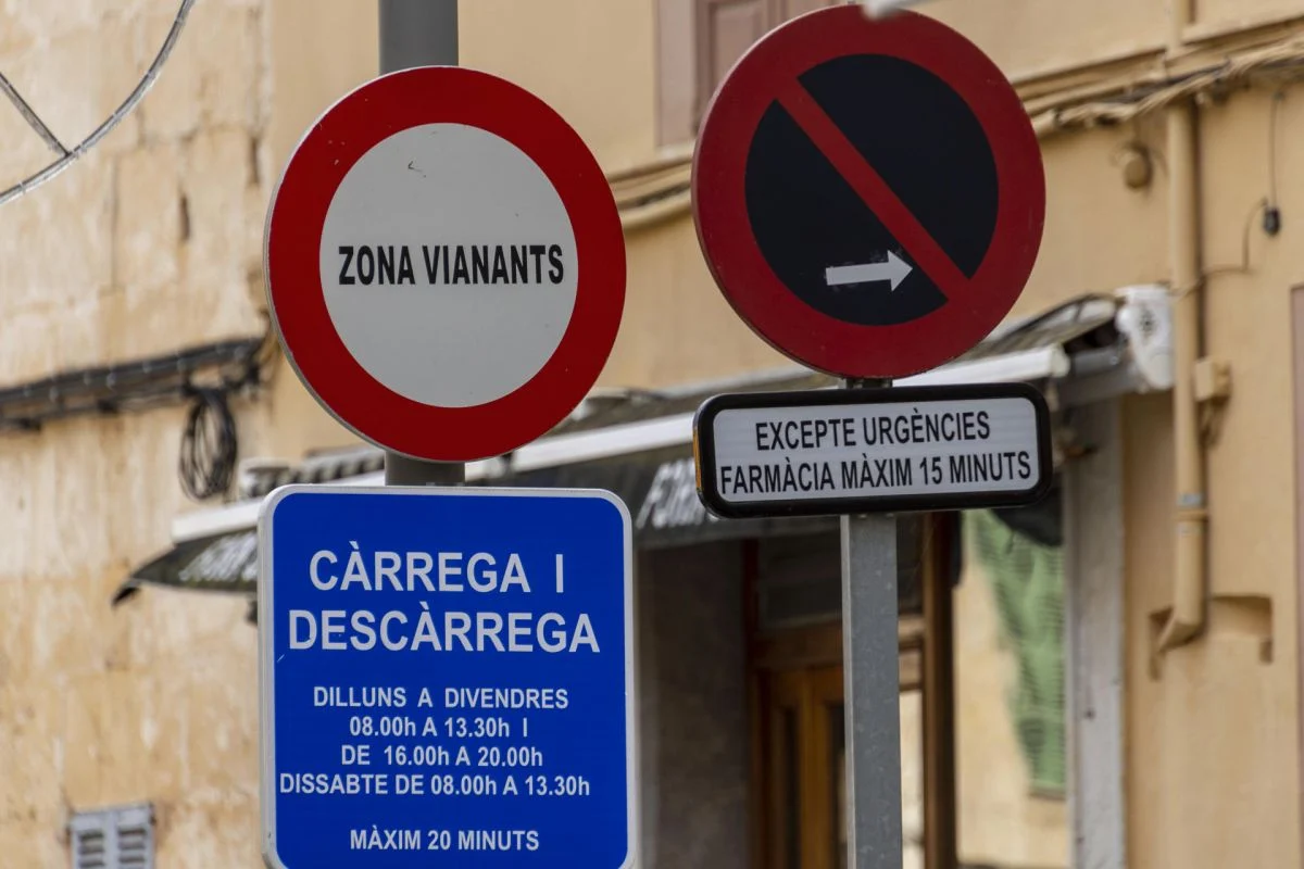 El PP borra el español de las calles de Ibiza tras la presión de una entidad catalanista y desata una guerra política