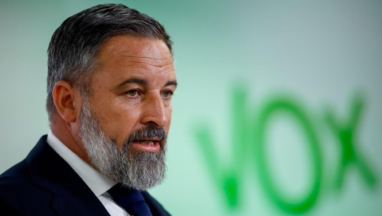 The Objective, el medio digital dirigido por Nacho Cardenal, se ha visto obligado a publicar una rectificación oficial del partido VOX tras difundir información que sugería irregularidades graves en la contabilidad de la formación liderada por Santiago Abascal. Pero lo lamentable es que la rectificación no viene de parte del periódico sino de VOX, de forma engañosa y timorata, como resalta el responsable de prensa del partido, Juan E. Pflüger: “El digital es quien publicó una información falsa y sin contrastar. El titular es otra falsedad más del medio”. Por su parte, Hermann Tertech, periodista y eurodiputado, ha sido más contundente: “En The Objective insisten en las payasadas y las estafas contra VOX que se desmienten por sí mismas en días u horas. Allá ellos y los tipejos que a ello se dedican”. Esta madrugad el periódico subió a su web un breve texto titulado "Rectificación del partido político VOX". En él, invocando la Ley Orgánica 2/1984 reguladora del derecho de rectificación, se reproduce literalmente el comunicado remitido por VOX: “VOX no ocultó ningún contrato en las cuentas de 2024 ni tampoco en los informes al Tribunal de Cuentas, estando aún pendiente de fiscalización. VOX da estricto cumplimiento a las obligaciones contables, fiscales y de información conforme a la normativa vigente”. Ante esto, la Alt Right España no ha permanecido impasible y ha respondido en un post de X lo siguiente: “El periódico The Objective publicó un bulo sobre VOX y ha publicado una rectificación a las 3 de la mañana para que pasara desapercibida y con un titular engañoso. Sería una lástima que lo viera todo el mundo”. La rectificación pretende corrige así cualquier insinuación o afirmación previa publicada por The Objective que pudiera interpretarse como que VOX había ocultado contratos en sus cuentas anuales de 2024 o en las presentadas ante el Tribunal de Cuentas. El partido insiste en que las cuentas siguen pendientes de la fiscalización oficial y que cumple escrupulosamente con todas las obligaciones legales. Este paso legal llega en un contexto de fuerte tensión política con choques entre VOX y otros partidos del espectro conservador, es decir, el PP. Fuentes próximas a VOX han calificado la información original como una "mentira" destinada a dañar su imagen en plenas precampañas o campaña electoral, obligando al medio a ceder al derecho de rectificación para evitar mayores consecuencias judiciales. Por otro lado, llama la atención el horario de publicación: se actualizó ya de madrugada. Algunos sectores afines a VOX han interpretado como un intento de minimizar su visibilidad y practicar cierto "oscurantismo". En redes y círculos conservadores se ha criticado que una rectificación por información falsa no se destaque en portada ni se comunique con mayor énfasis, sino que quede relegada a un artículo discreto en horario nocturno, cuando la audiencia es menor. The Objective no ha añadido comentarios ni contexto adicional en el texto rectificatorio, limitándose a cumplir con la obligación legal. VOX en los últimos meses ha exigido rectificaciones o acciones legales en varias ocasiones ante lo que considera campañas de descrédito desde los medios de comunicación como The Objective. Lo ha hecho mediante el ejercicio del derecho de rectificación regulado por la Ley Orgánica 2/1984. Estas acciones suelen responder a informaciones que el partido considera falsas o inexactas, y que interpreta como intentos de descrédito en un contexto de alta polarización política. Además del caso de hoy, otro ejemplo destacado ocurrió en julio de 2025, cuando varios medios —entre ellos El País, Onda Cero, RTVE, Cadena SER, elDiario.es, The HuffPost y el propio The Objective (que ya rectificó en ese caso)— difundieron la idea de que VOX pretendía deportar a "ocho millones de inmigrantes y sus hijos". VOX envió burofax exigiendo rectificaciones, argumentando que se trataba de una manipulación sin base en sus propuestas oficiales, que se limitan a expulsiones por delincuencia, imposición religiosa, machismo o vínculos con mafias. La noticia fue calificada como un bulo por sectores afines al partido. En diciembre de 2025, ESdiario publicó una rectificación solicitada por VOX y por Ignacio Hoces Íñiguez (relacionado con el partido) respecto a un artículo sobre presuntas presiones internas y represalias por denuncias de acoso sexual en Vox. El medio aclaró que no compartía las afirmaciones, pero reprodujo la versión remitida para reparar posibles perjuicios. En el ámbito local, en julio de 2025, VOX Sant Cugat exigió rectificación y retirada de un editorial en el medio municipal Cugat Mèdia, al que acusó de censura y uso partidista contra el partido.