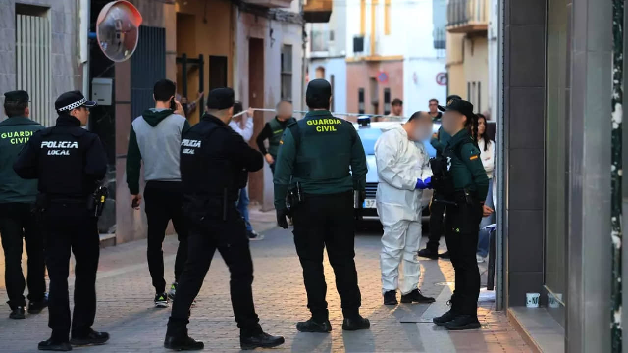 Agentes de policía y criminalística frente a la vivienda del doble crimen