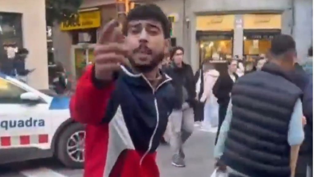 Magrebíes intentan atacar a militantes de VOX en Barcelona mientras gritan «fuera España»