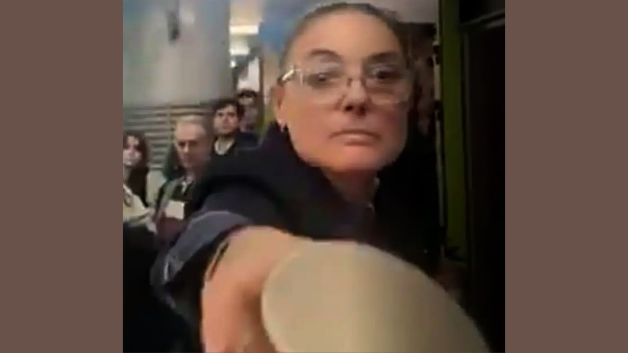 Empleada de Renfe tira agua a pasajero que se quejaba del caos ferroviario de Atocha