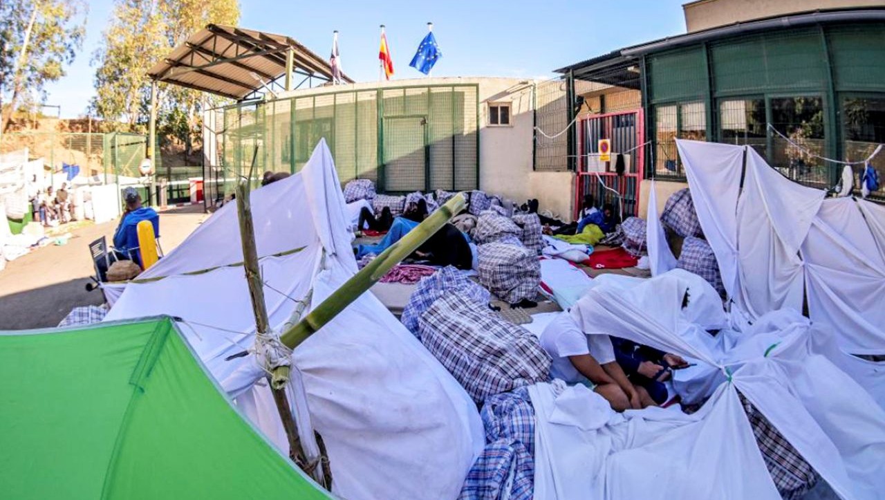 Un magrebí que reside en el CETI de Ceuta apuñala en el cuello a un menor marroquí