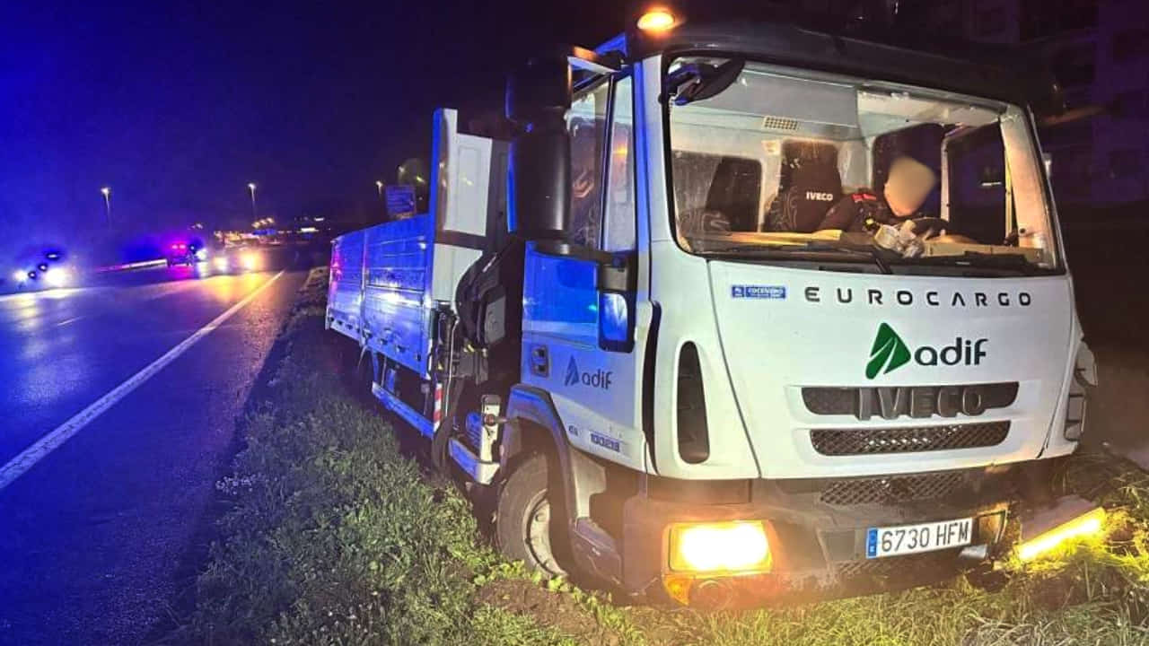 Tres policías heridos durante el robo de un camión de Adif en un polígono de Moncada