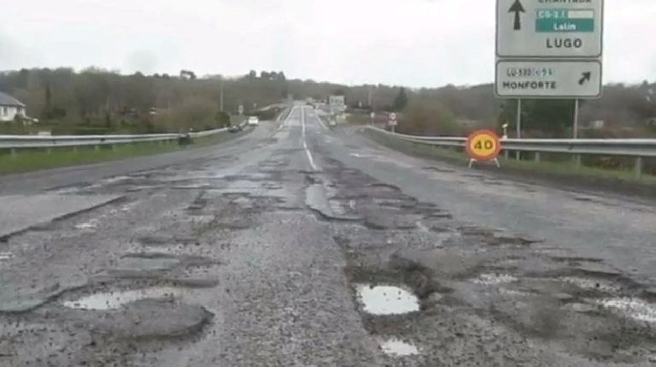 Estado de una carretera en Lugo/ABC