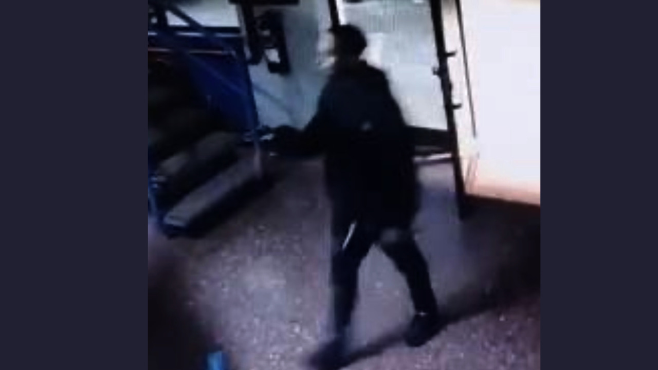 Dominicano armado asalta una comisaría y amenaza con matar a los agentes en Premiá de Mar