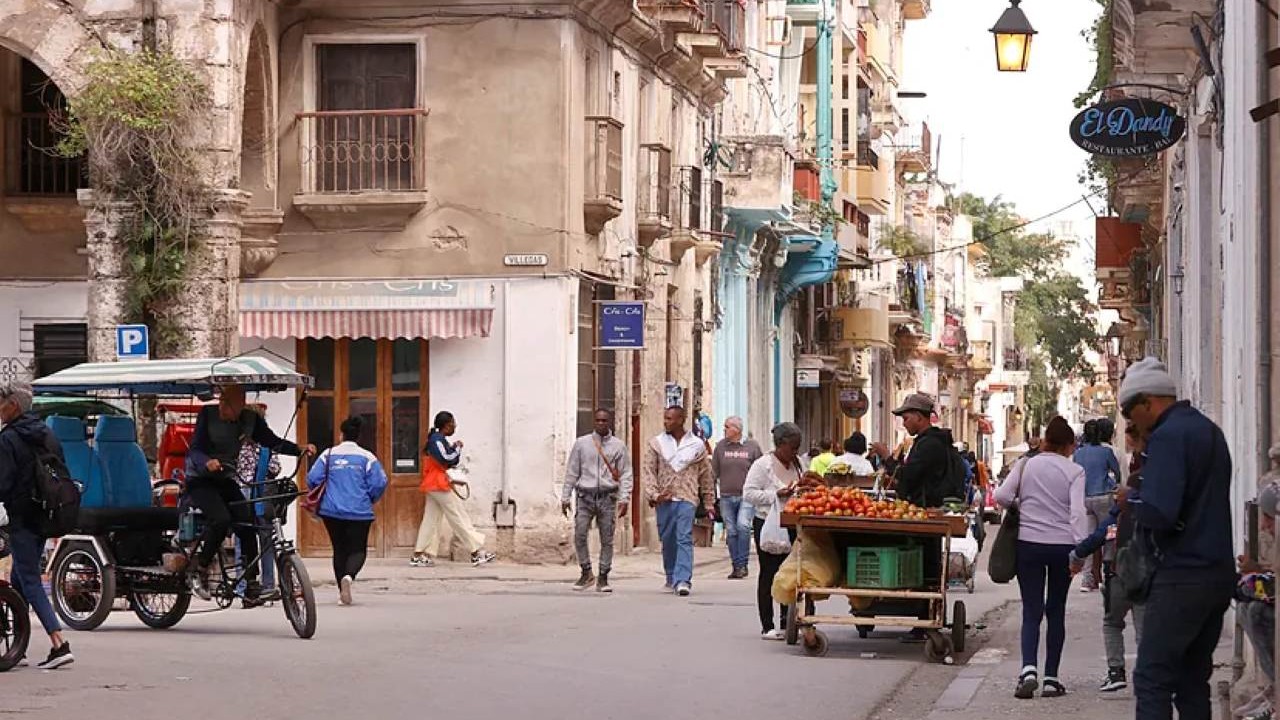 Racionamiento extremo, cierre de hoteles y colapso turístico en Cuba