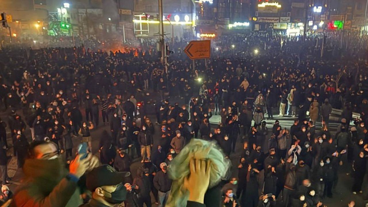 Miles de estudiantes desafían al régimen islamista de Irán y corean consignas contra el ayatolá Jamenei