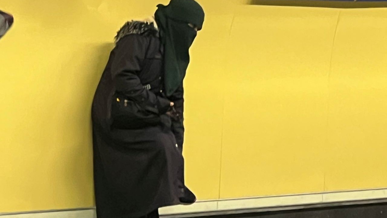 Rebeca Crespo capta el burka en Madrid y la izquierda intenta desacreditarla con un burdo montaje