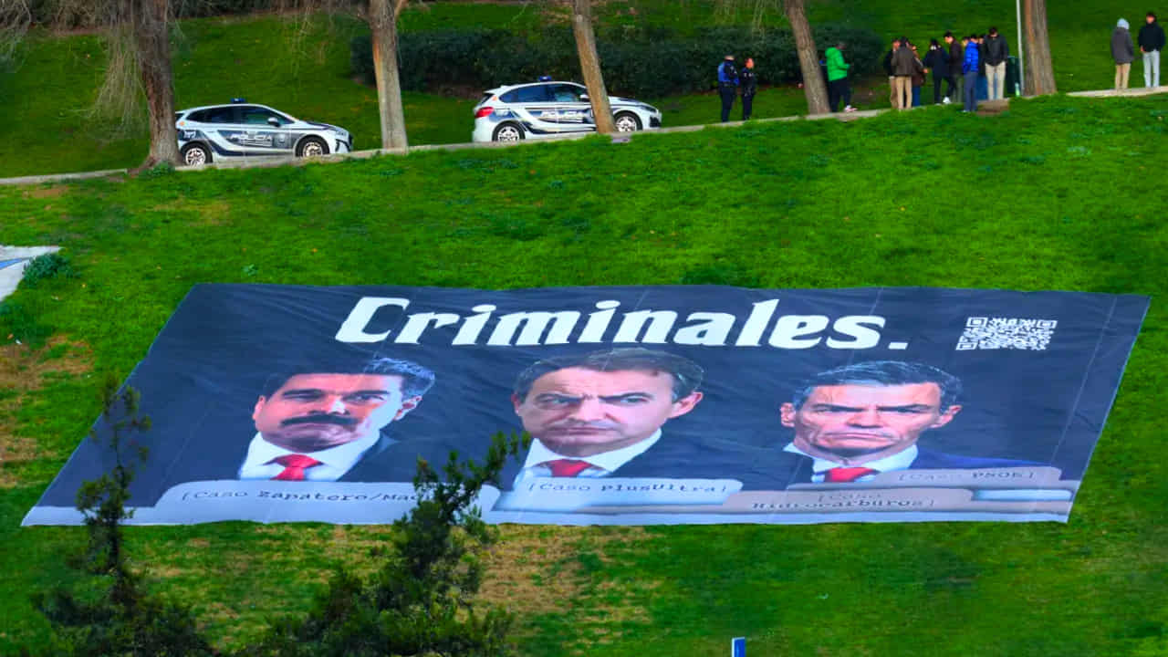 Hazte Oír despliega en Madrid la pancarta que tacha de ‘Criminales’ a Sánchez, Zapatero y Maduro
