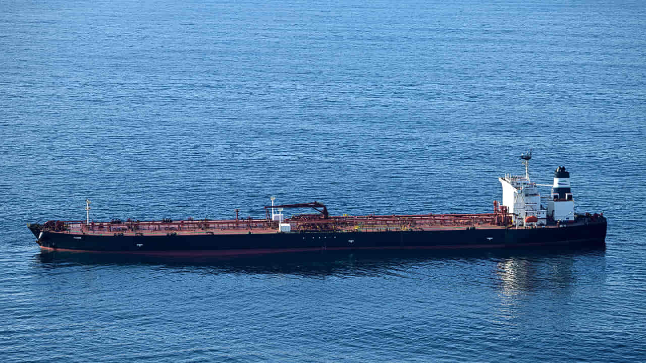 Atraca en Las Palmas un barco vinculado a la flota fantasma rusa de tráfico de petróleo