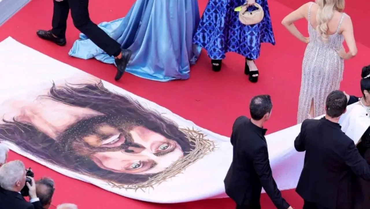 La élite del cine de Cannes censura la cara de Jesucristo en la alfombra roja