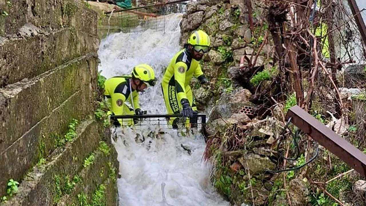 Ubrique blinda su río contrarreloj para evitar derrumbes mientras el agua sigue bajando con fuerza
