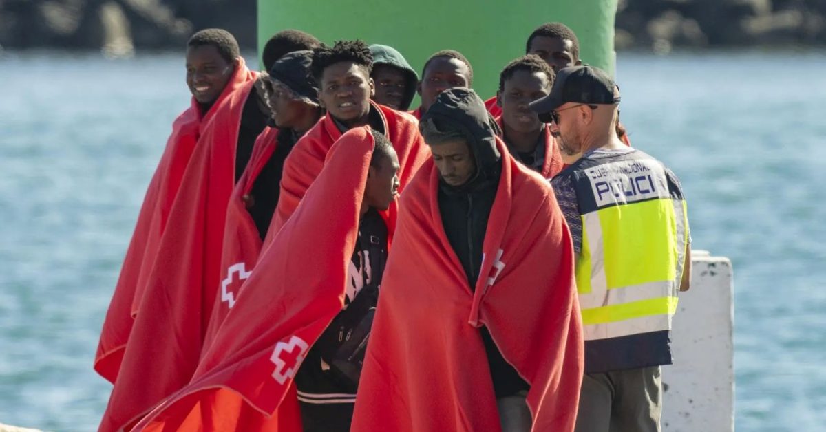 Pedro Sánchez abandona a Canarias con menas falsos y 560 millones de fondos  europeos retenidos | La Bandera