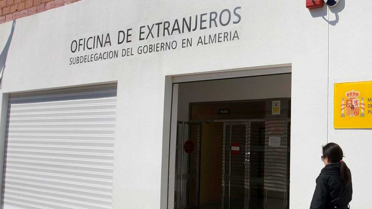 La regularización permitirá a inmigrantes cambiar nombre y sexo aunque el Gobierno no haya desarrollado el reglamento