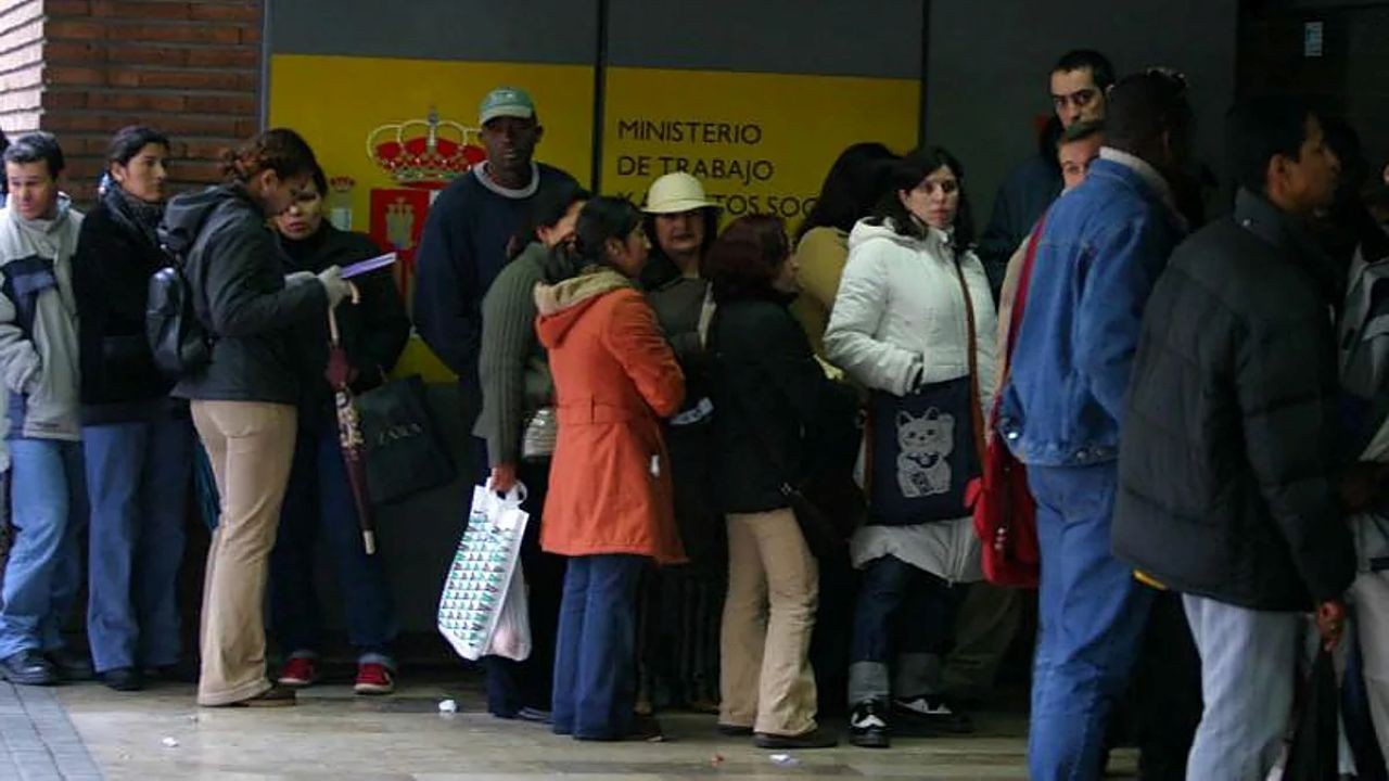 Inmigrantes solicitan el IMV/ABC