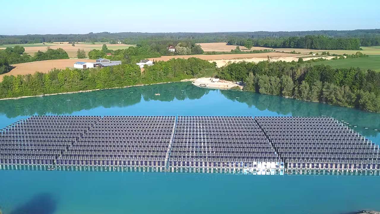 Alemania ha encontrado una forma radical de hacer sitio a la energía solar sin tocar ni un metro de tierra agrícola