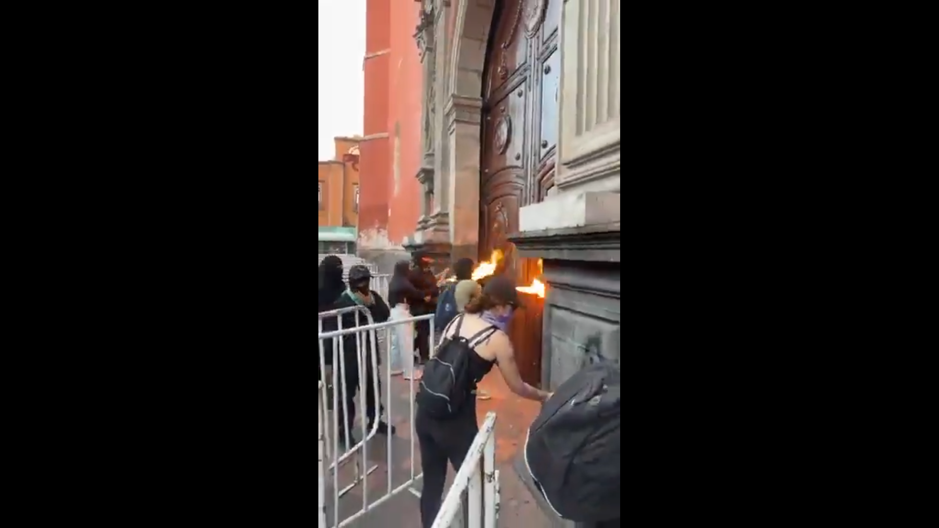 Feministas incendian la iglesia de San Francisco de Asís en México en la manifestación del 8M