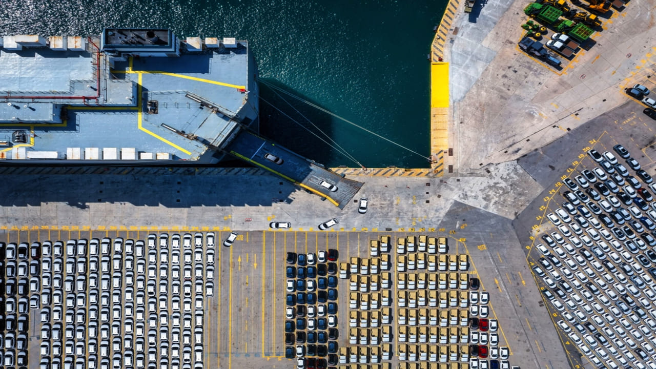 Descarga de vehículos en un puerto