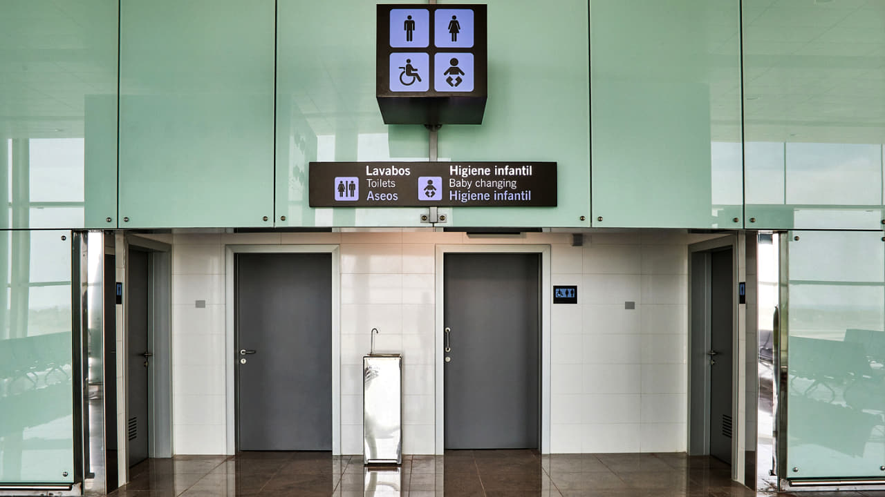 Detenidos dos trabajadores del aeropuerto de Barcelona por colar inmigrantes ilegales disfrazados de empleados