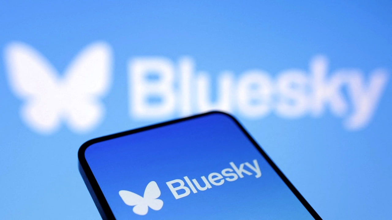 Dimite la fundadora de la red izquierdista Bluesky en pleno desplome de actividad