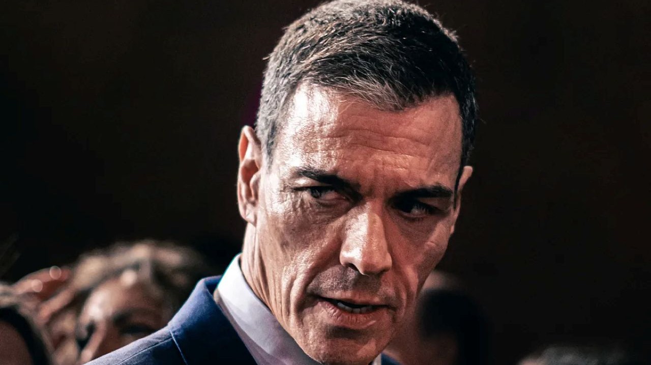 Pedro Sánchez proclama ‘No a la Guerra’ mientras arma a su ‘terrible’ Irán con 7 millones de euros