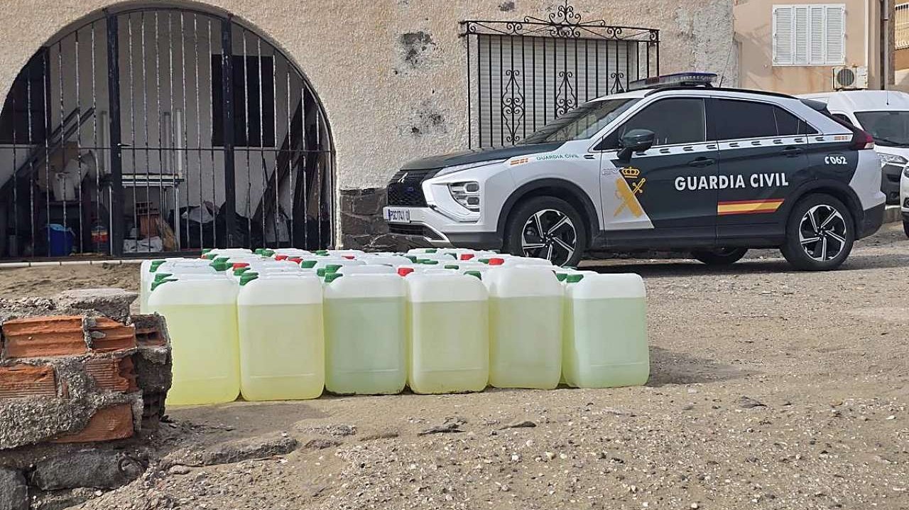 Inmigrante belga apuñala a un guardia civil que custodiaba una narcolancha en Níjar