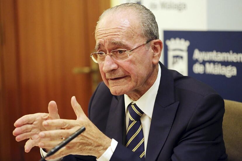 El alcalde del PP en Málaga traiciona a VOX y avala la regularización masiva de ilegales