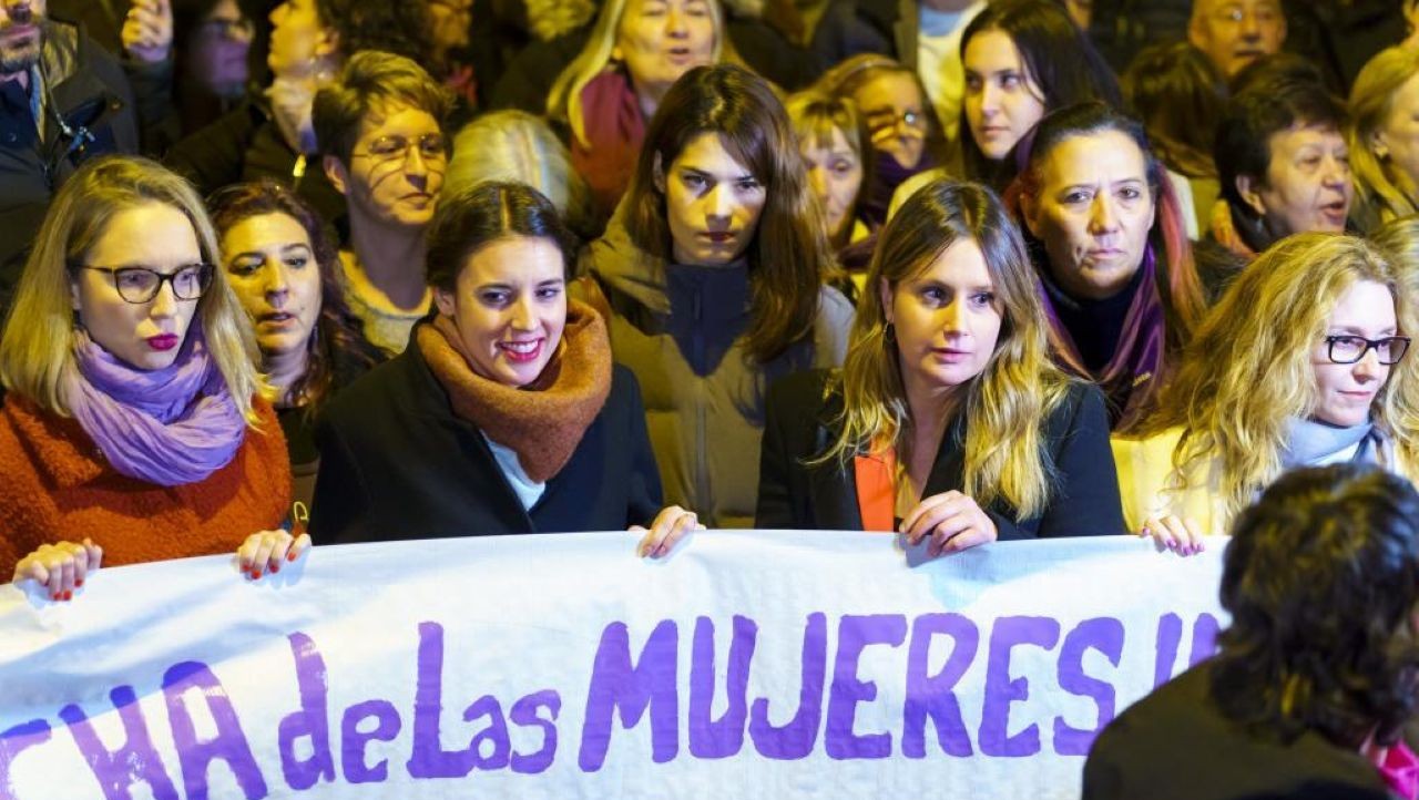 Exiliadas de Irán desenmascaran a las feministas de salón de España
