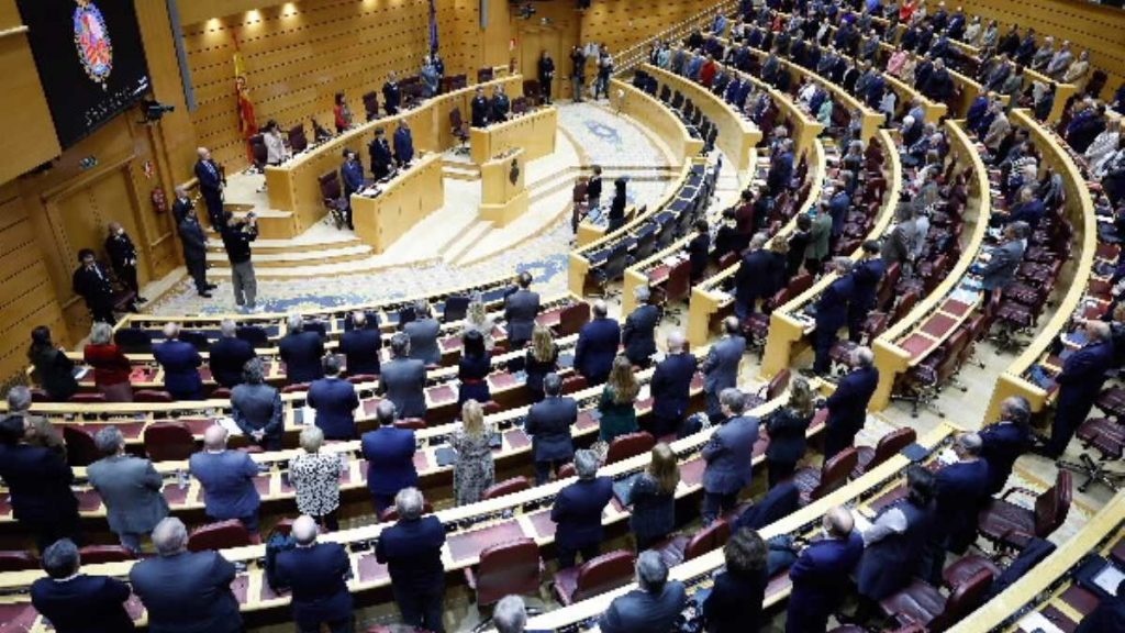 El PSOE y Frente Amplio firman un pacto in extremis al Senado para arrebatar la mayoría al PP