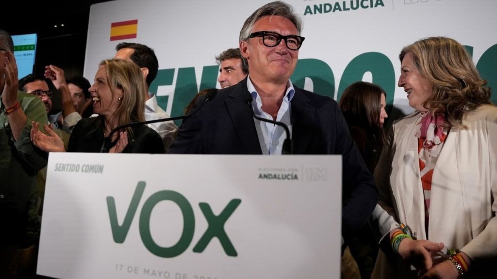 VOX consigue aprobar en el Parlamento andaluz una iniciativa sobre prioridad nacional en vivienda y repatriación de inmigrantes