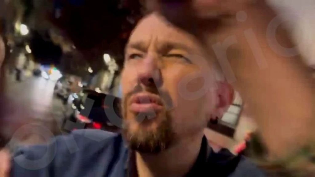 Pablo Iglesias y su horda violenta de podemitas agreden a una periodista por preguntar por la corrupción del PSOE