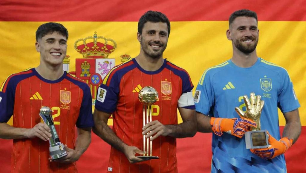 España monopoliza los grandes premios del Mundial: Rodri, Unai Simón y Pau Cubarsí coronan un torneo histórico