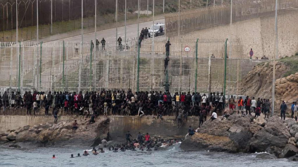 Ceuta lleva al Gobierno de Sánchez al Supremo por bloquear los expedientes de los inmigrantes invasores